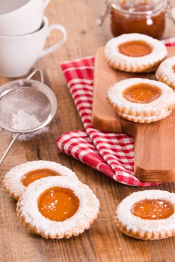 Kahvaltı çerezleri kesme tahtası üzerinde. 