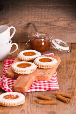 Kahvaltı çerezleri kesme tahtası üzerinde. 
