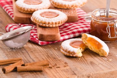 Kahvaltı çerezleri kesme tahtası üzerinde. 