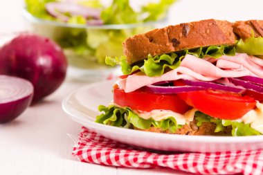 Sandviç ekmeği beyaz çanak üzerinde. 