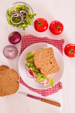 Sandviç ekmeği beyaz çanak üzerinde. 