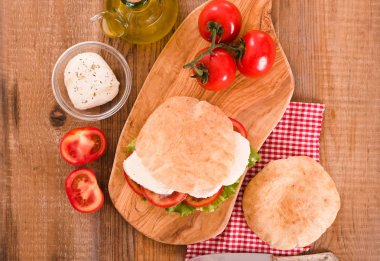 Puccia ekmek mozzarella ve domates ile. 