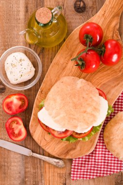 Puccia ekmek mozzarella ve domates ile. 