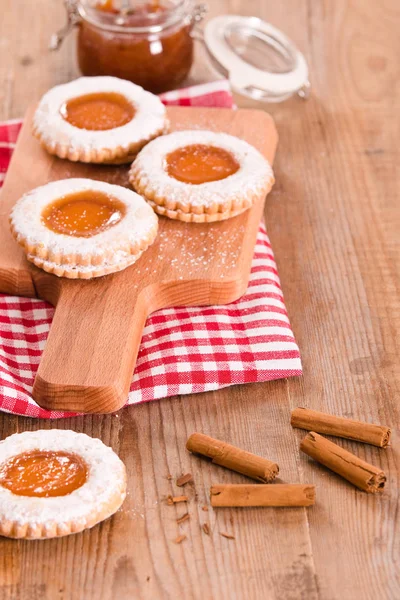 Kahvaltı çerezleri kesme tahtası üzerinde. 