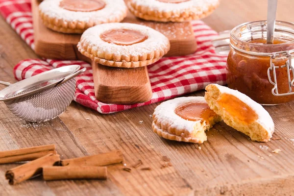 Kahvaltı çerezleri kesme tahtası üzerinde. 