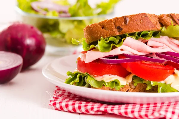 Sandviç ekmeği beyaz çanak üzerinde. 