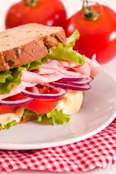 Sandviç ekmeği beyaz çanak üzerinde. 