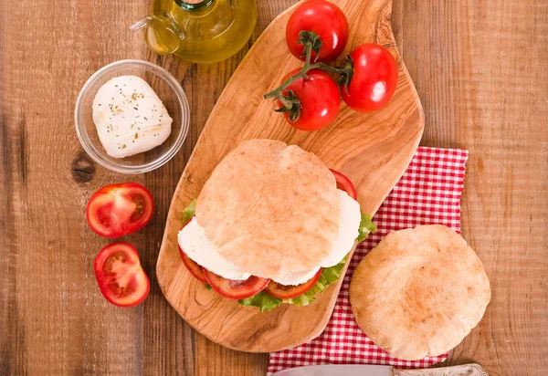 Puccia ekmek mozzarella ve domates ile. 