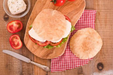 Puccia ekmek mozzarella ve domates ile. 