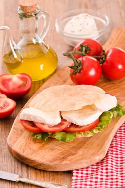 Puccia ekmek mozzarella ve domates ile. 