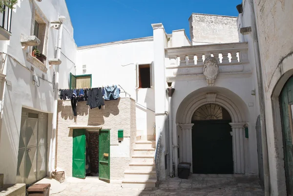 Ulička. Ceglie Messapica. Puglia. Itálie. — Stock fotografie