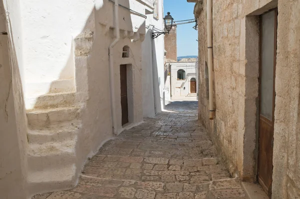 Een steegje. Een Ceglie Messapica. Een Puglia. Italië. — Stockfoto