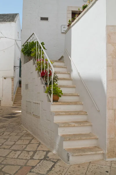 Alleyway. Locorotondo. Puglia. İtalya. — Stok fotoğraf