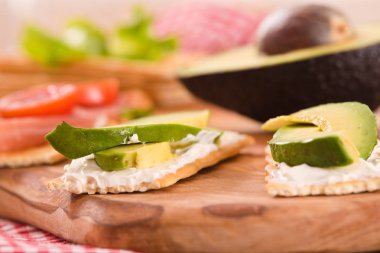 Jambon ve avokado ile kraker. 