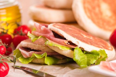 Jambon ve marul ile Tigella ekmek dolması. 