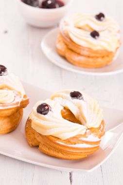 Zeppole Pasta krema ile. 