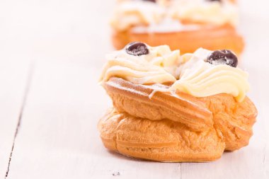 Zeppole Pasta krema ile. 