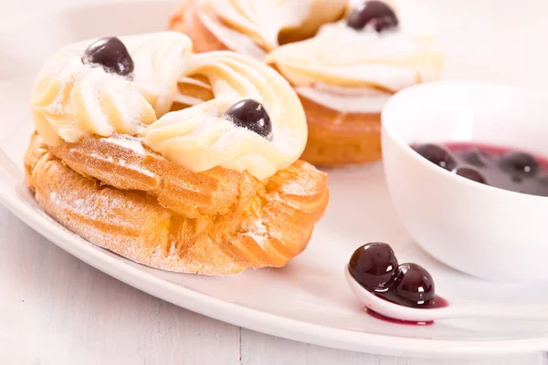 Zeppole à la crème pâtissière . — Photo