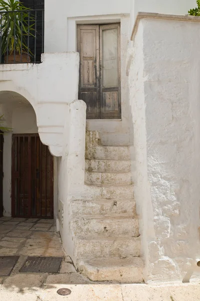 Alleyway. Cisternino. Puglia. İtalya. — Stok fotoğraf