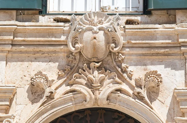 歴史的な宮殿。マルティナ・フランカ。プーリア州.イタリア. — ストック写真