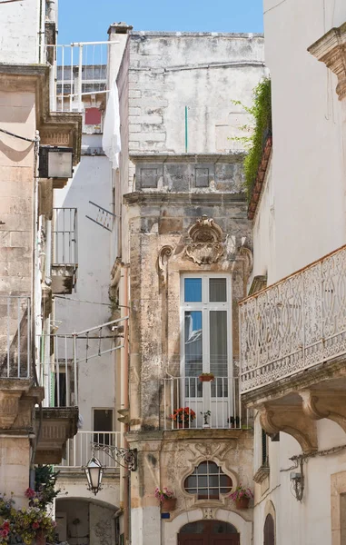 Para o beco. Martina Franca. Puglia. Itália . — Fotografia de Stock