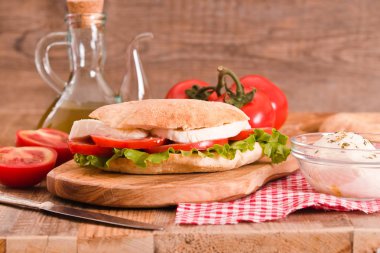 Puccia ekmek mozzarella ve domates ile. 
