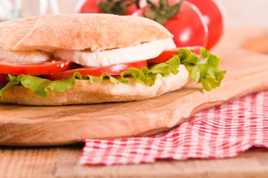 Puccia ekmek mozzarella ve domates ile. 