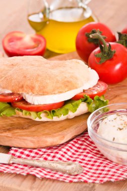 Puccia ekmek mozzarella ve domates ile. 