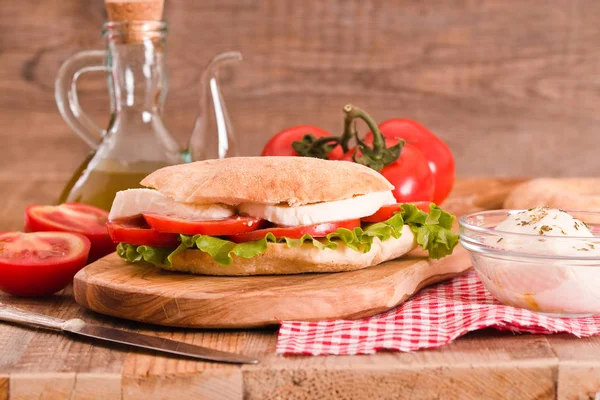 Puccia ekmek mozzarella ve domates ile. 