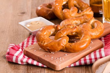 Ahşap masa üzerinde Bavyera simit. 