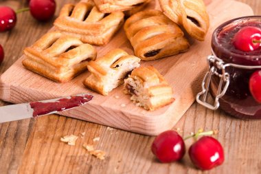Vişneli pasta börek reçel ile. 
