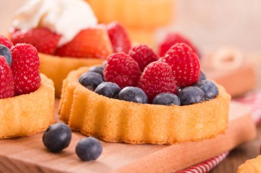 Tartlets orman meyve ile.