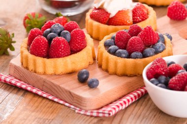 Tartlets orman meyve ile.