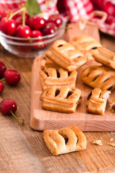 Vişneli pasta börek reçel ile. 