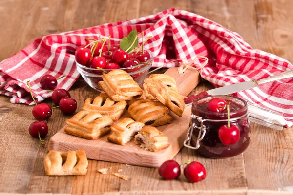 Vişneli pasta börek reçel ile. 