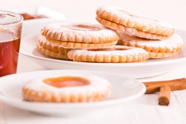 Çay saati bisküvi reçel ile.