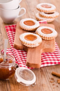 Çay saati bisküvi reçel ile.