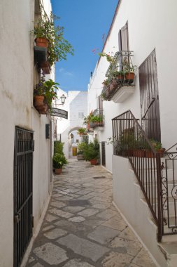 Ara sokakta. Mottola. Puglia. İtalya. 