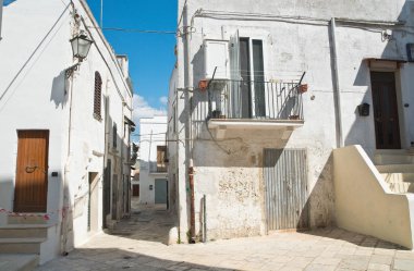 Ara sokakta. Mottola. Puglia. İtalya. 