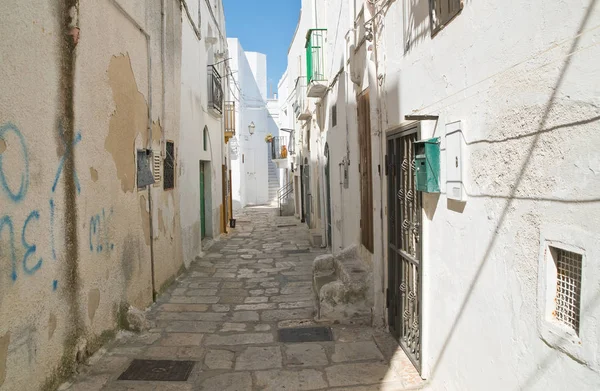 Ara sokakta. Mottola. Puglia. İtalya. 