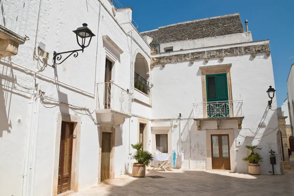 Alleyway. Locorotondo. Puglia. İtalya. — Stok fotoğraf