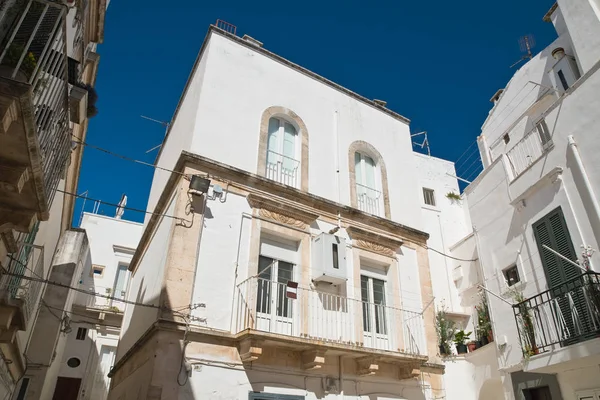 Een steegje. Martina Franca. Een Puglia. Italië. — Stockfoto