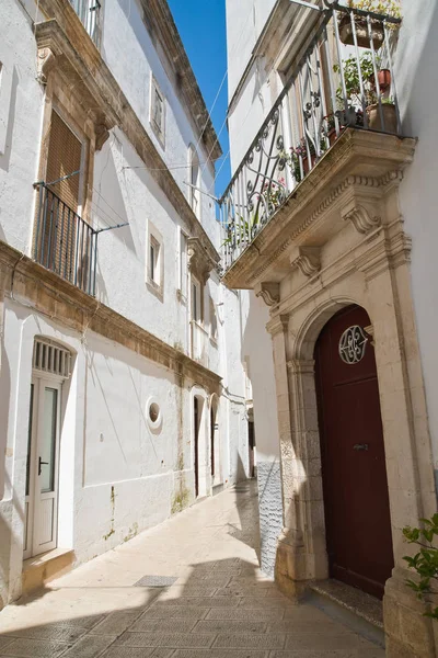 Para o beco. Martina Franca. Puglia. Itália . — Fotografia de Stock