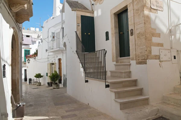 Para o beco. Martina Franca. Puglia. Itália . — Fotografia de Stock