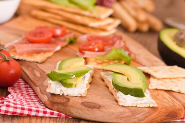 Jambon ve avokado ile kraker.