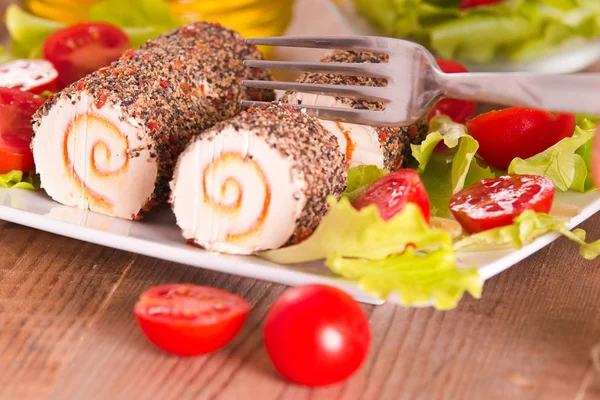 Ziegenkäse mit Salat und Kirschtomaten. — Stockfoto