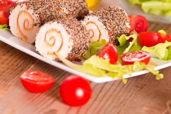 Ziegenkäse mit Salat und Kirschtomaten. — Stockfoto