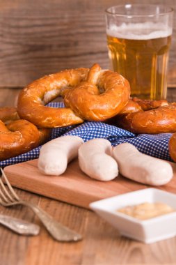 Ahşap masa üzerinde sosis ile Bavyera simit. 