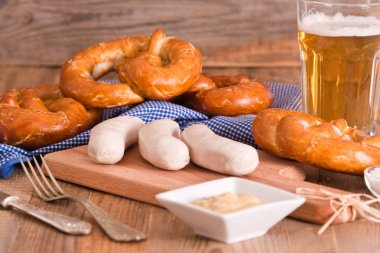 Ahşap masa üzerinde sosis ile Bavyera simit. 