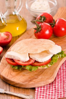 Puccia ekmek mozzarella ve domates ile. 